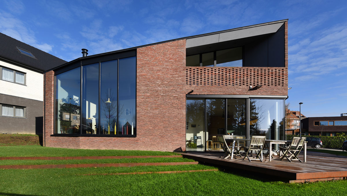 Rood-bruin genuanceerde linea gevelsteen creëert warme sfeer 