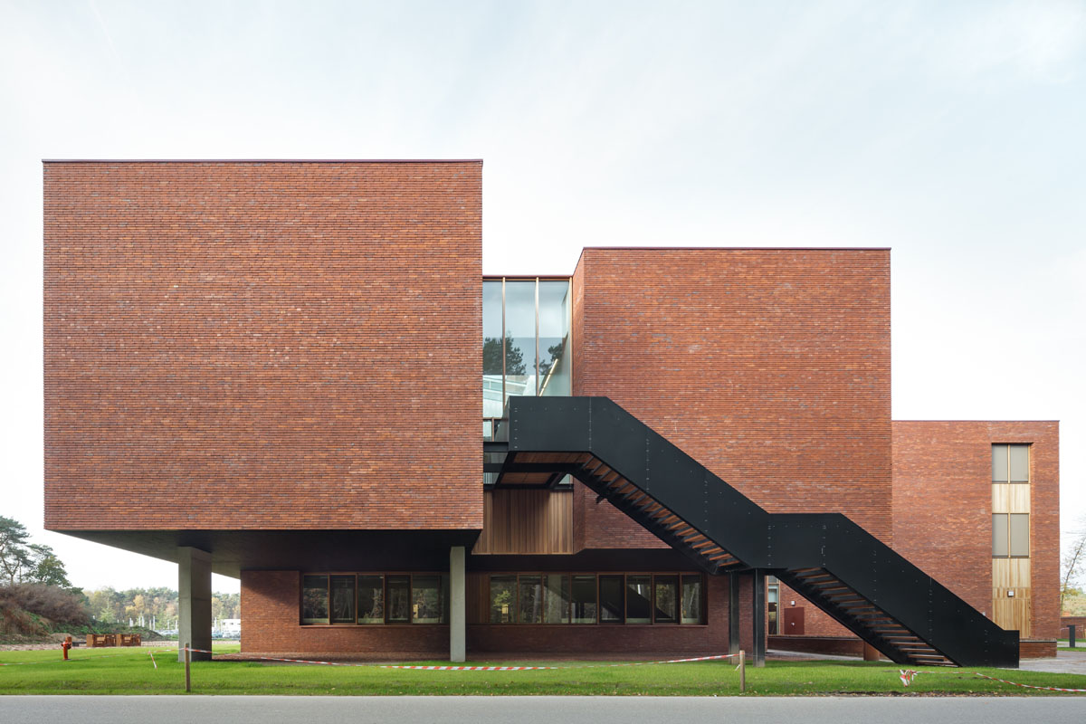 Rode baksteen vormt eenheid met omringende natuur