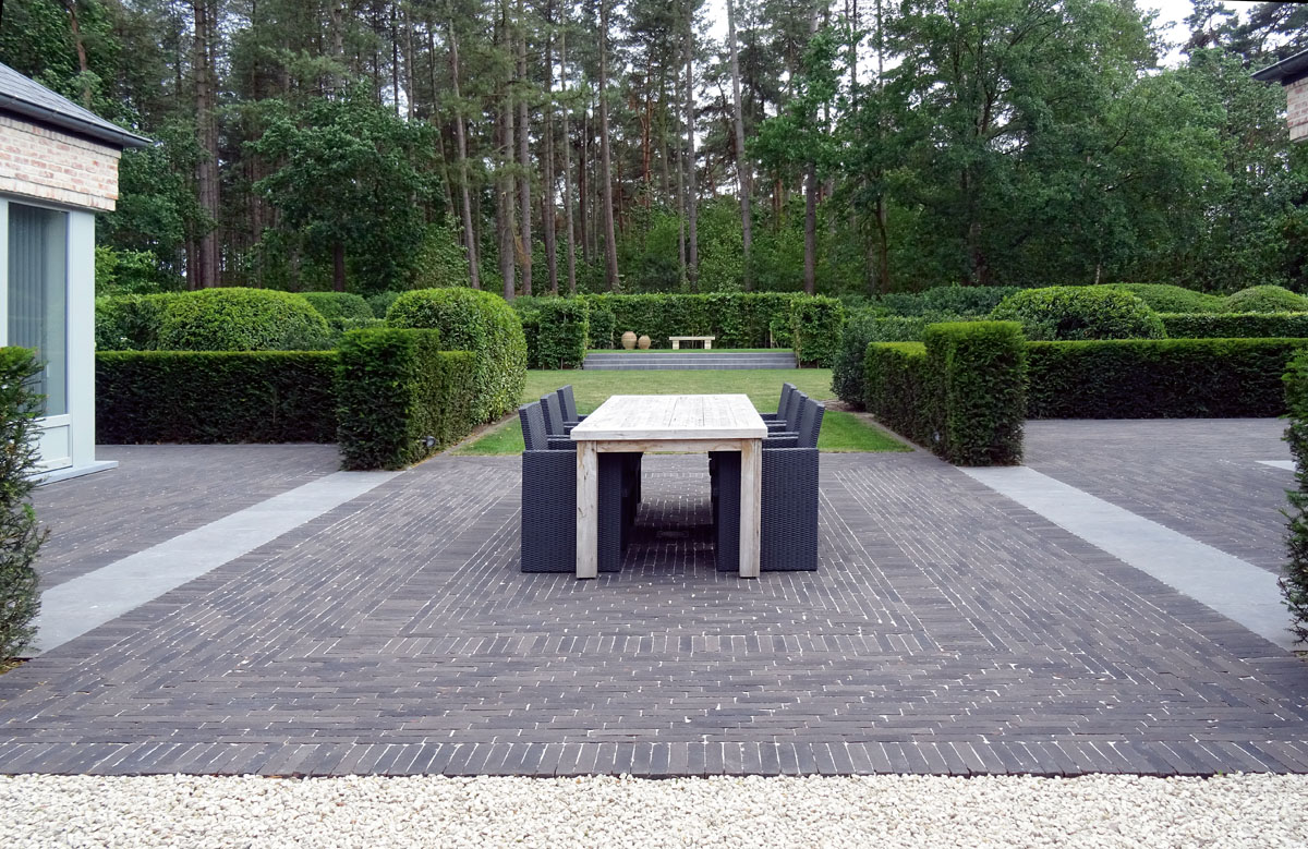 Kunstig aangelegde kleiklinkerpaden in een rustgevende tuin