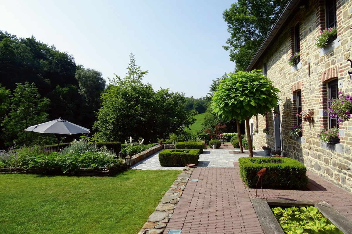 Subtiele aanwezigheid van kleiklinkers in een landelijke tuin