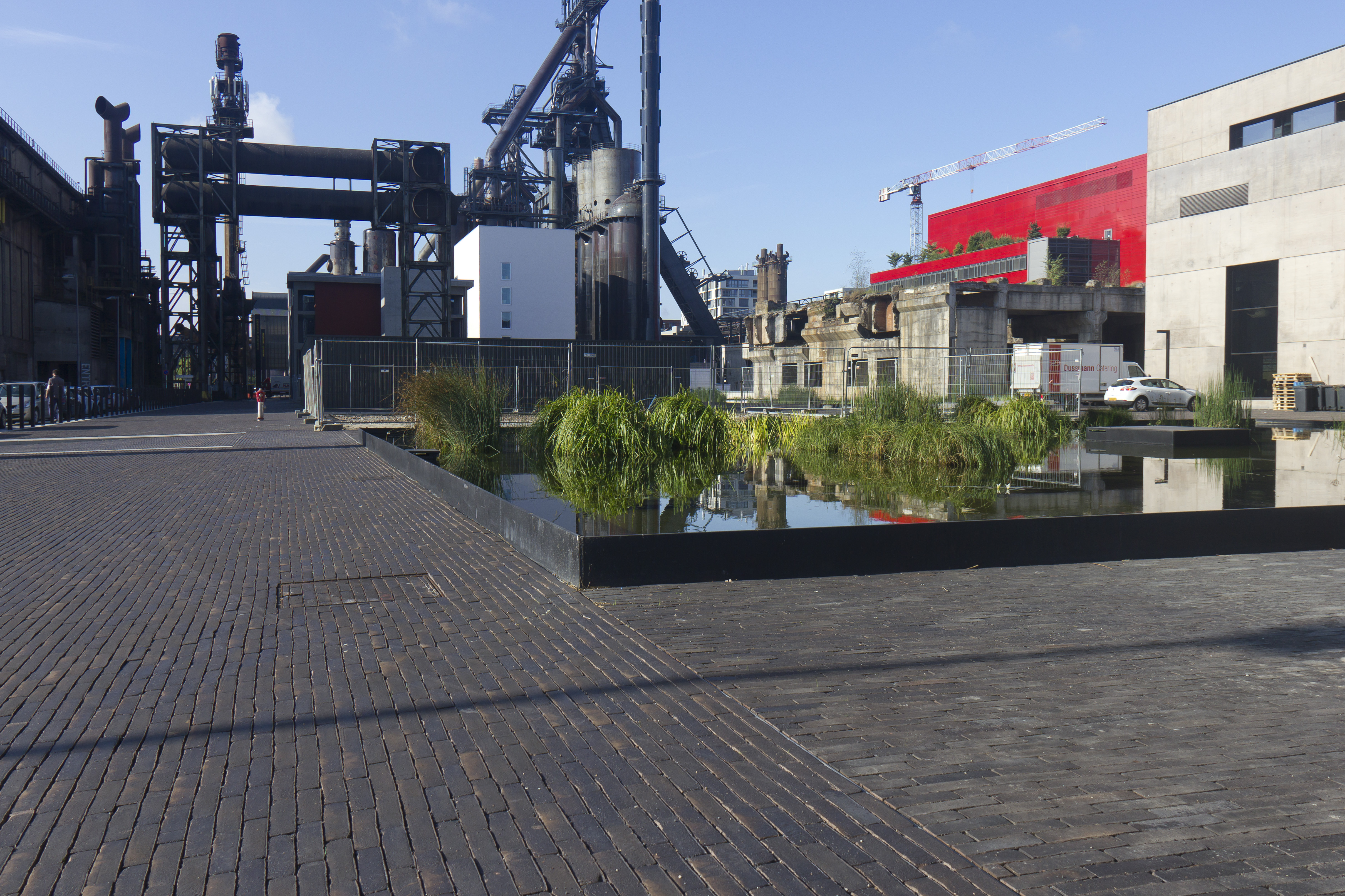 Grafiet kleiklinker verenigt en kleurt de wijk