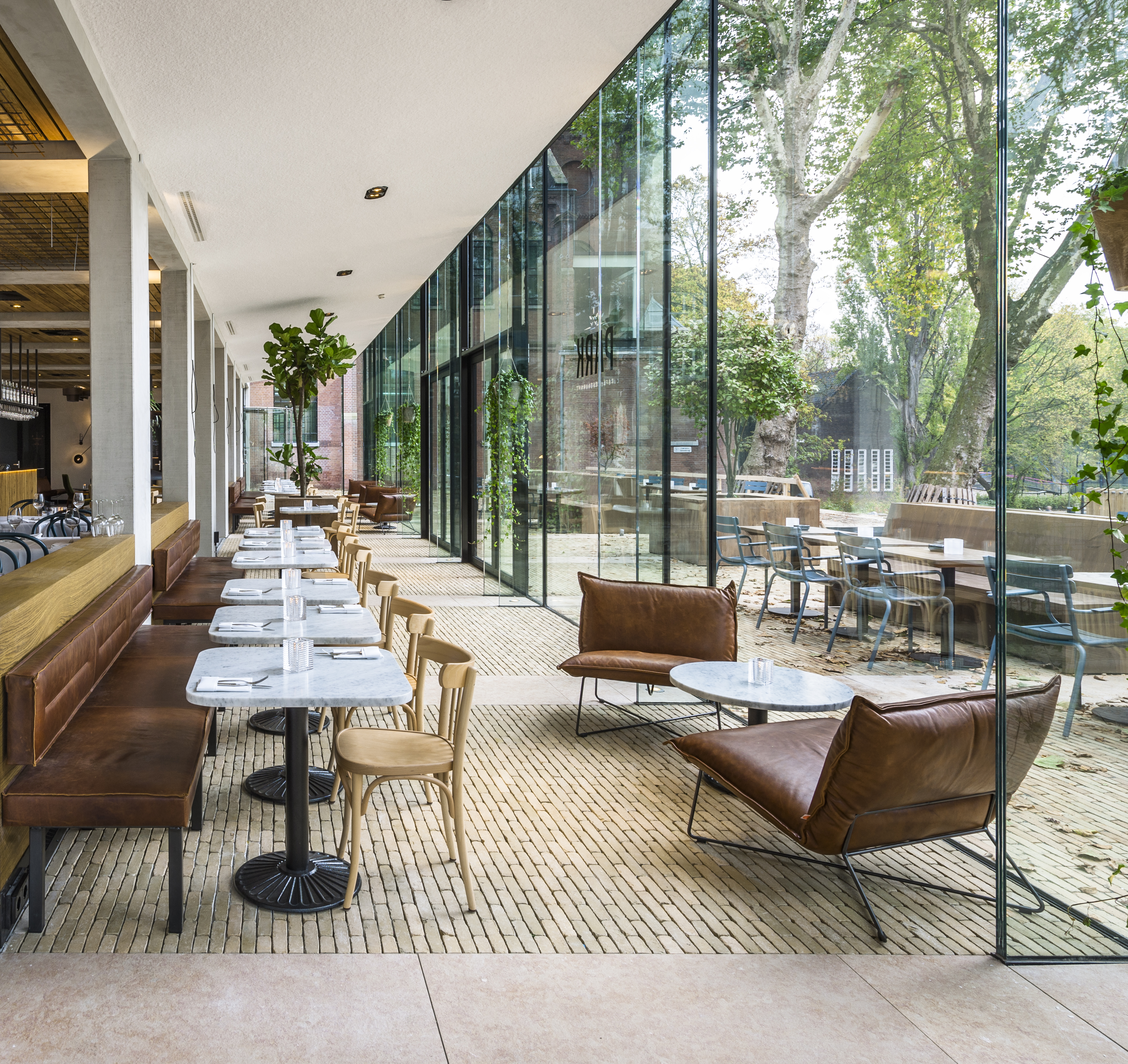 Ancienne Belgique Bronsgeel vormt schakel tussen transparante paviljoenen en terras