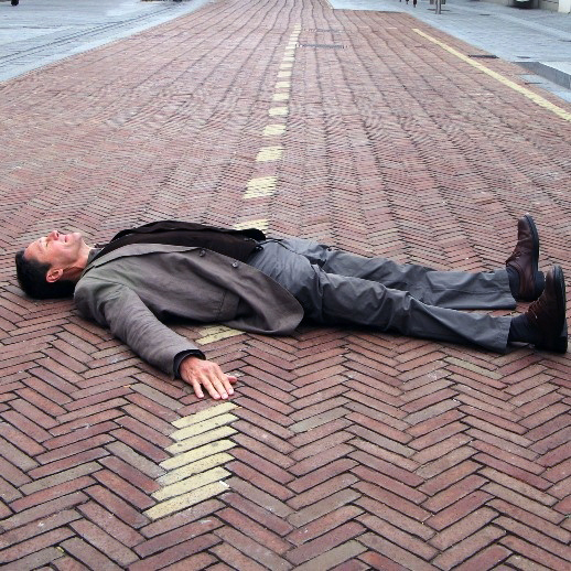 Amarant kleiklinker verbindt voetgangers en autobestuurders