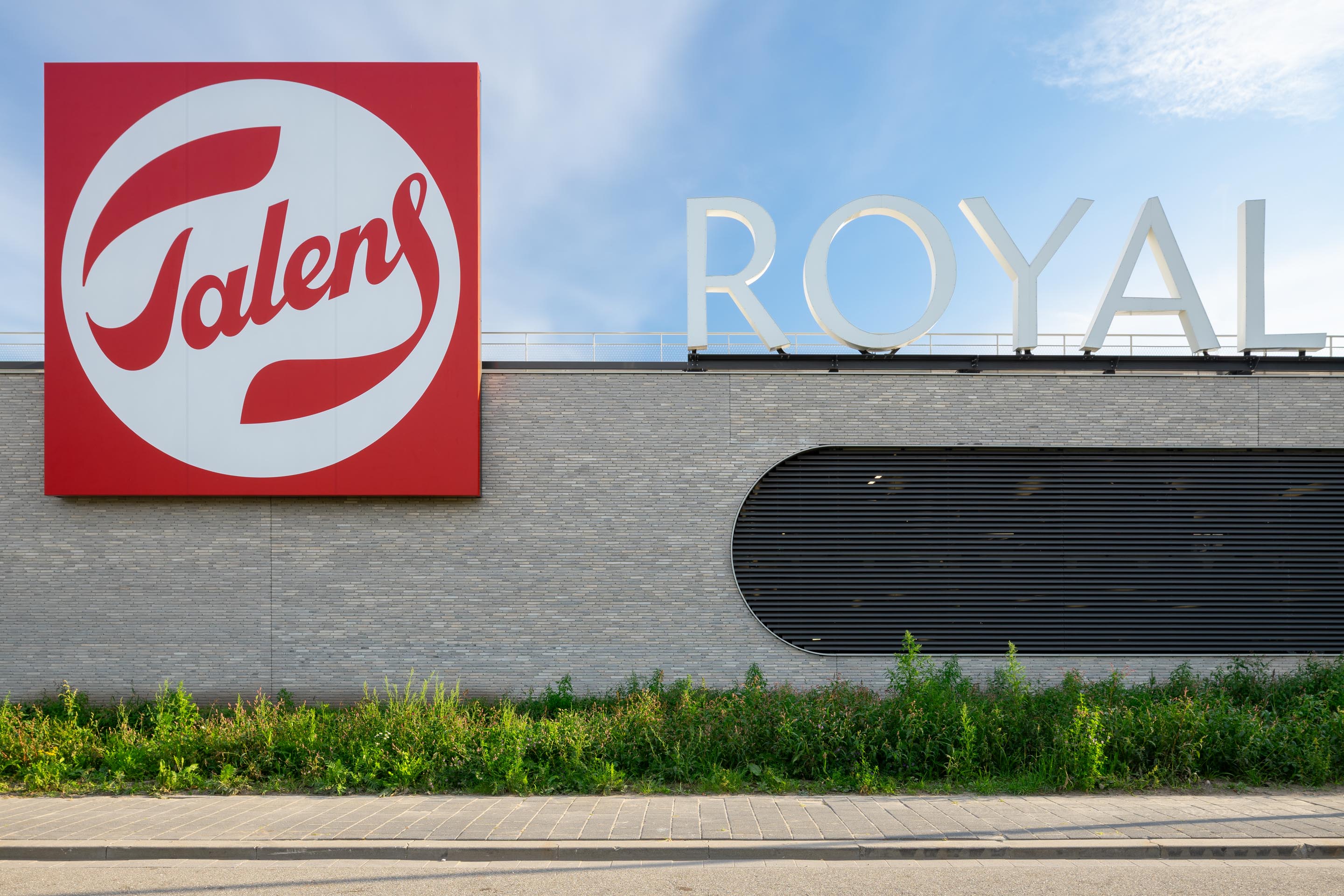 linea-7035-gevelsteen-pronkt-in-monumentaal-ontwerp