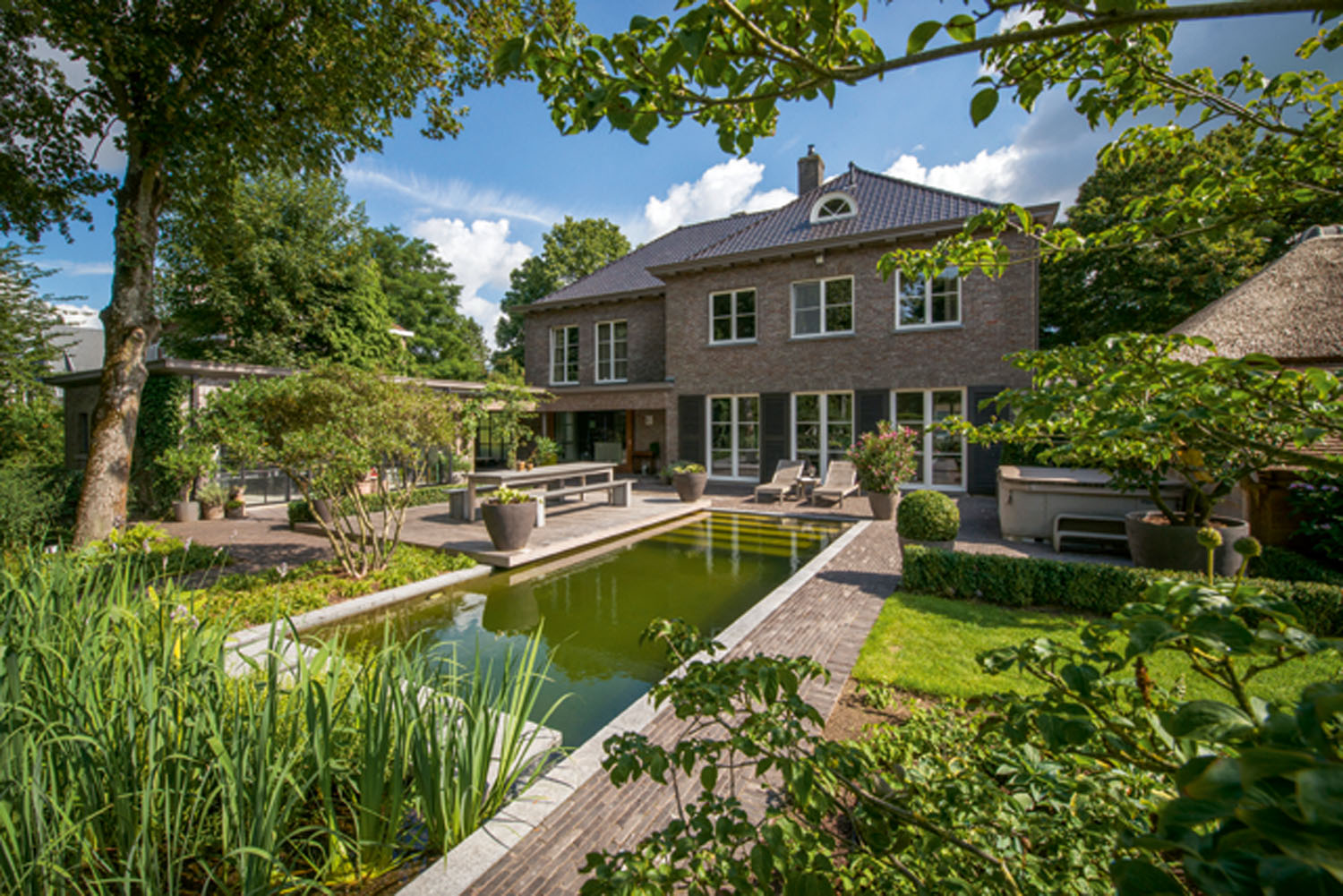 Sfeervolle tuin met open karakter mede dankzij Lava kleiklinkers