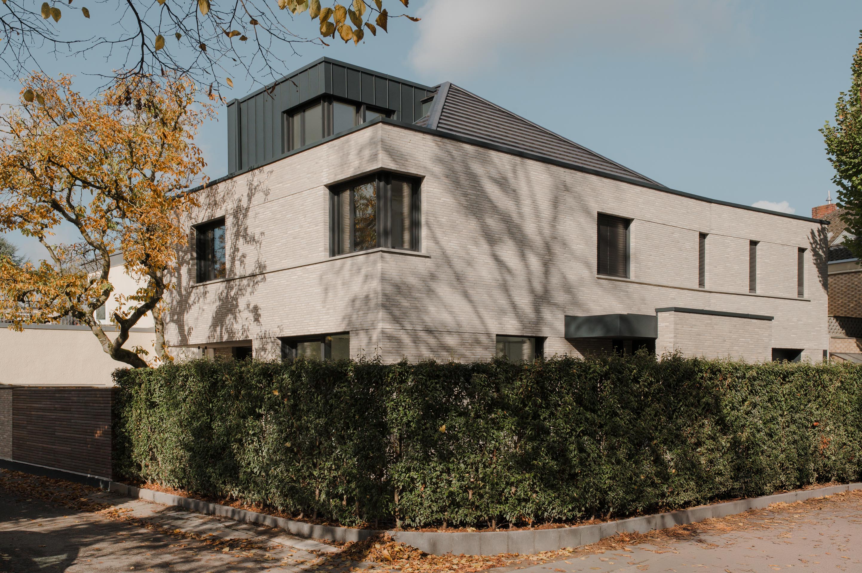 a-contemporary-house-by-benjamin-von-pidoll-architektur-with-linea-7035-facing-brick