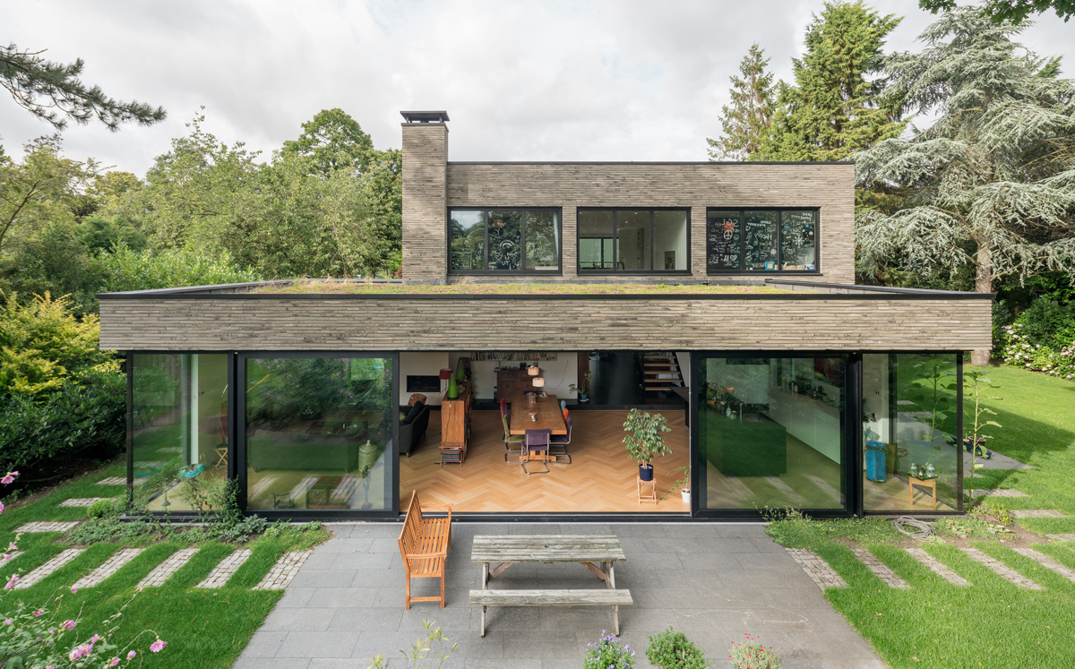 Langformaat groen-grijze infinitum 6013 benadrukt exclusieve uitstraling van de villa