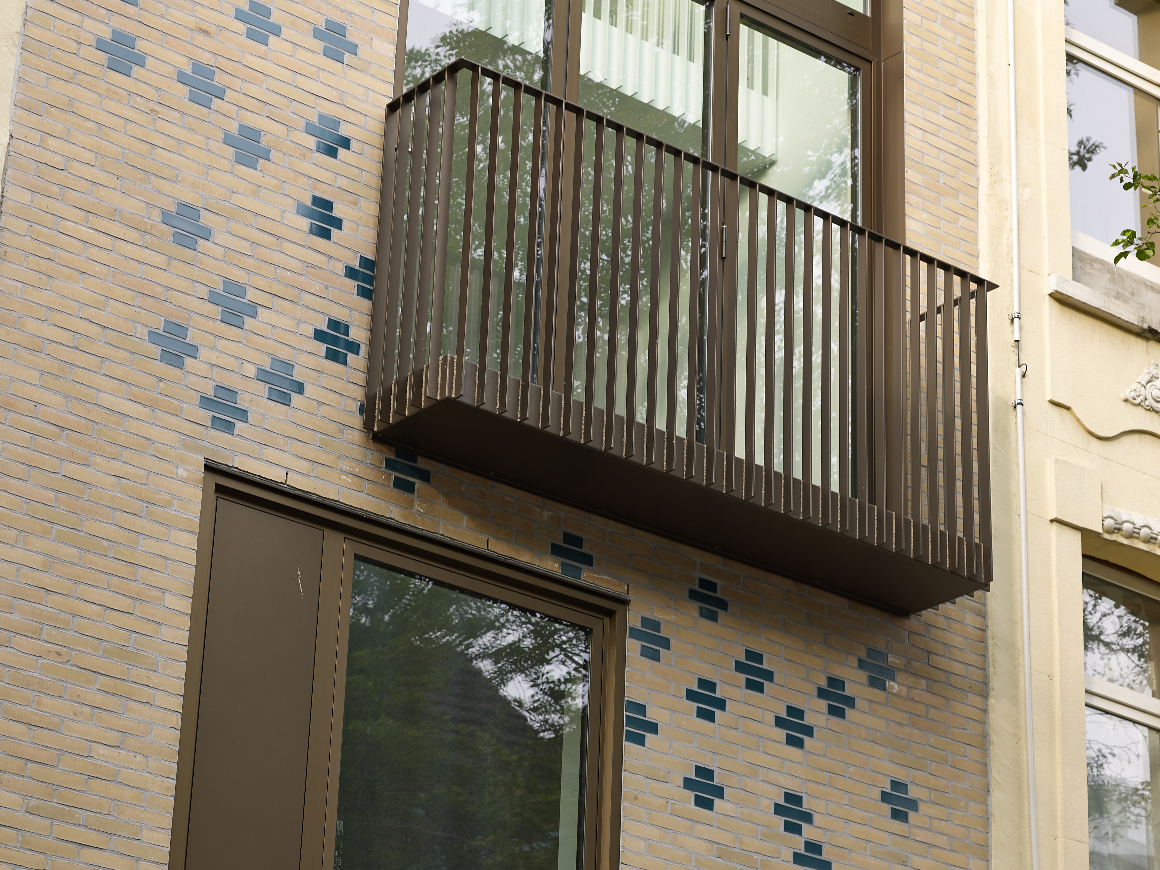 Stadswoning in Antwerpen met kenmerkende gele gevelsteen voor de buurt