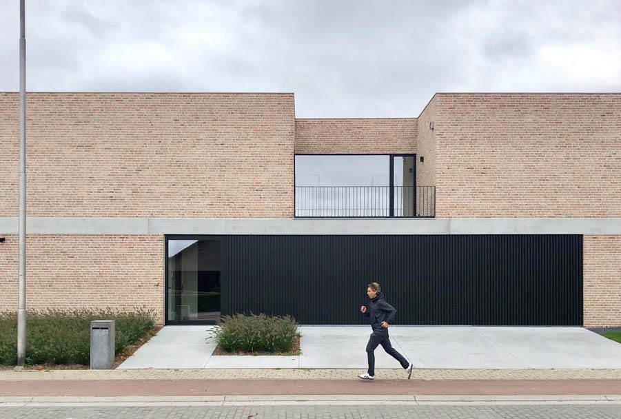 Repetitie van stijlelementen uit bedrijfslogo versterken het imago én de architectuur  
