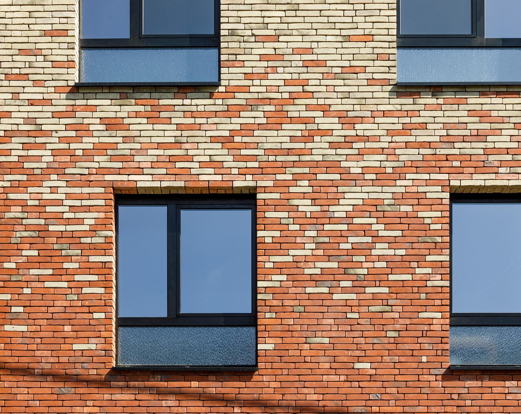 Graduele kleurovergang verzacht de massiviteit van het bouwvolume