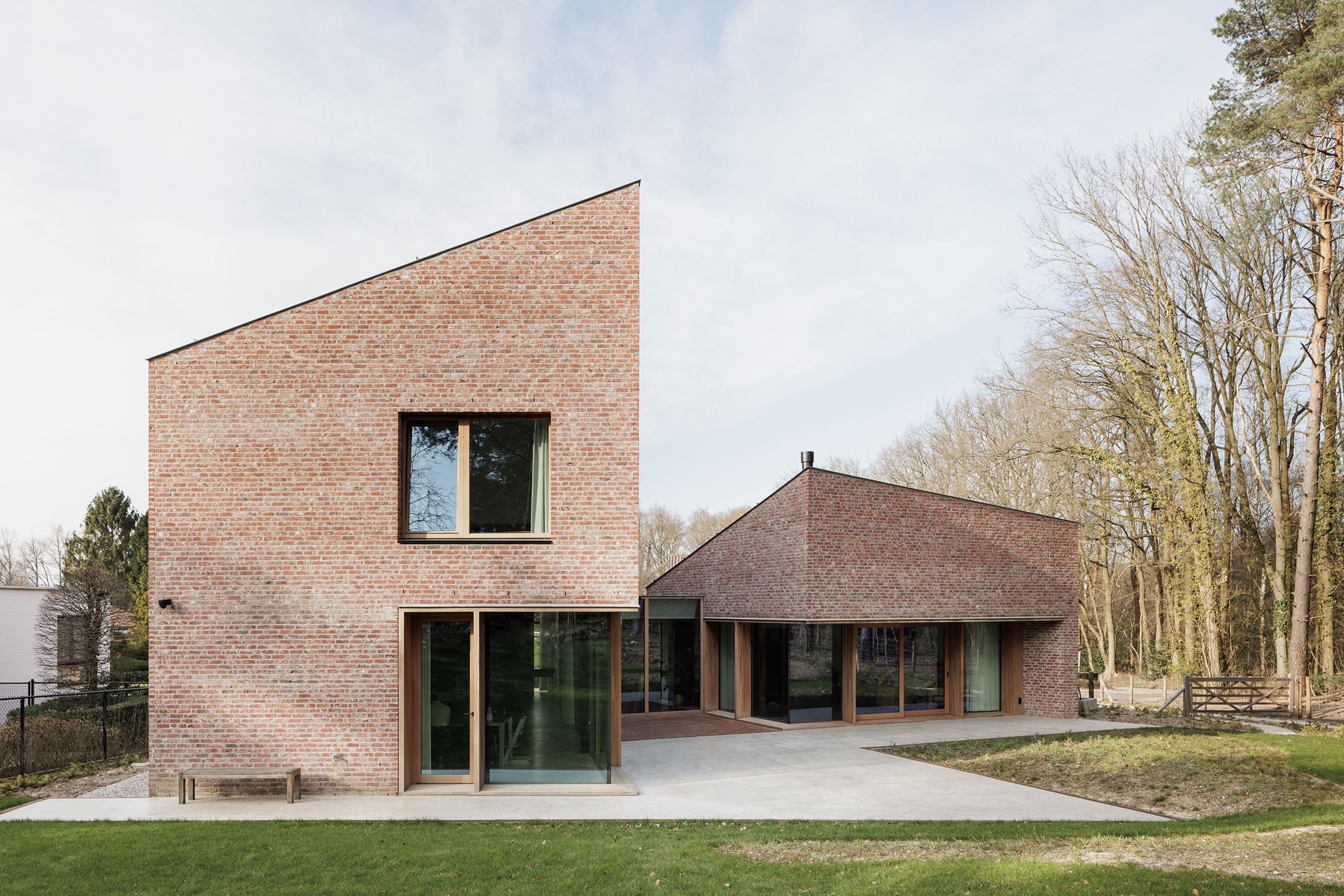 ‘Massief ensemble met grote uitsnijdingen kaderen het landschap’