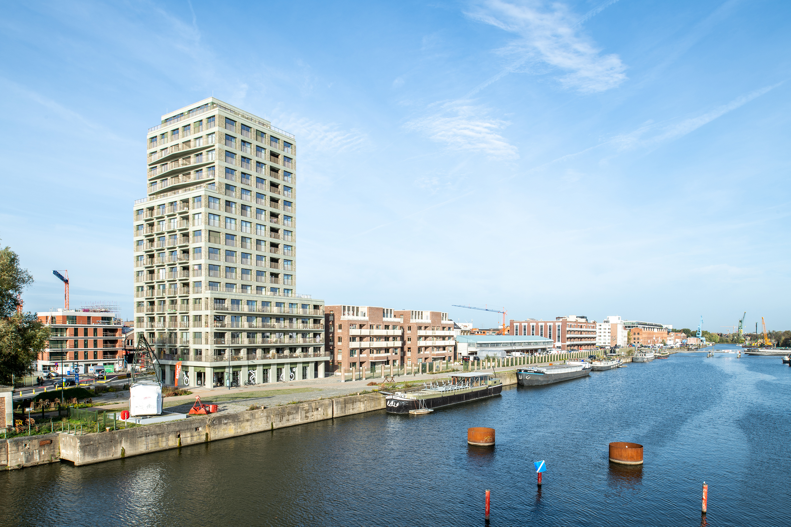 Groengrijze ecologische ‘Nature7 Brick R’ siert iconische woontoren op Het Stapelplein te Gent  