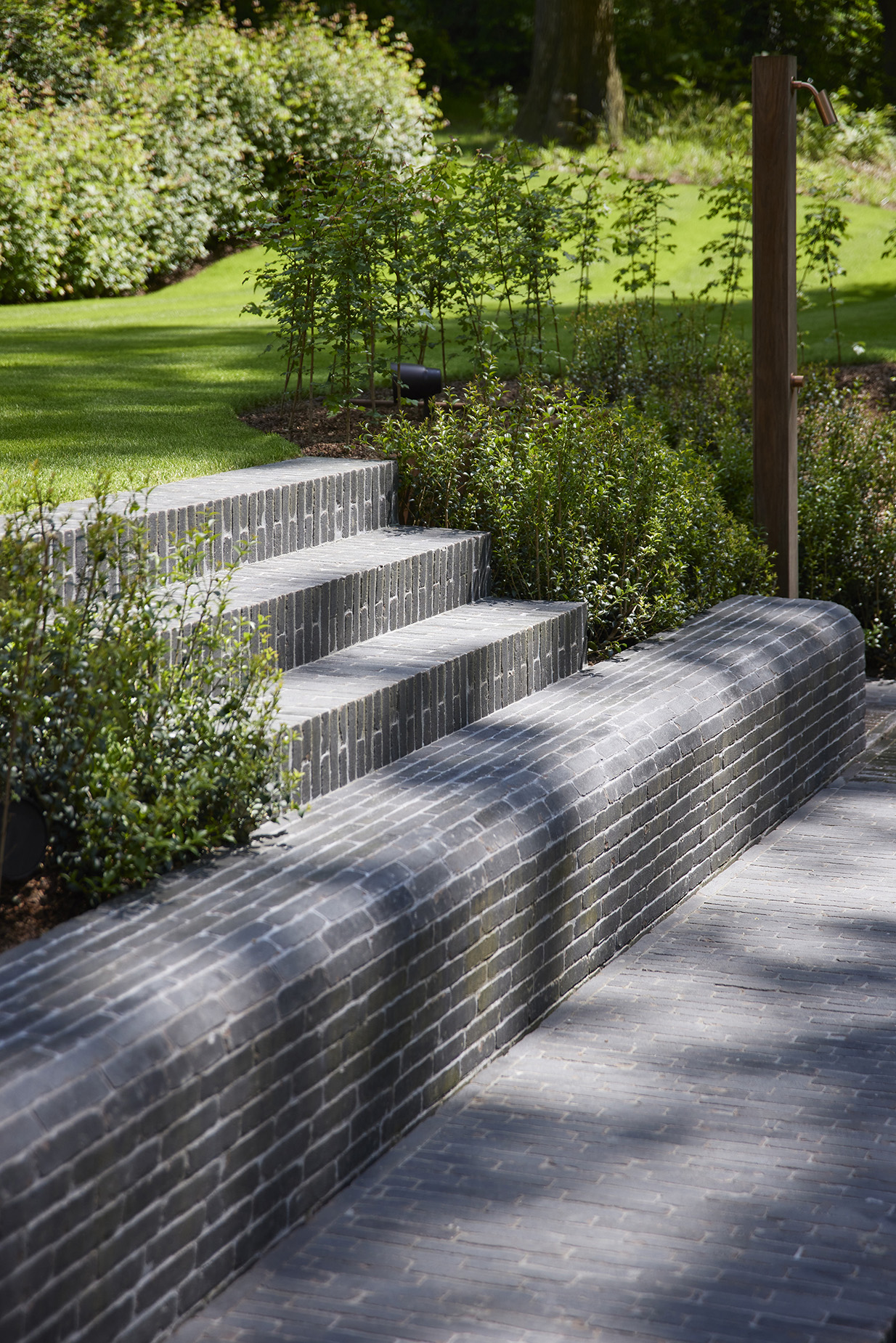 Een tijdloze verharding in prachtige privétuin in Sint-Martens-Latem 