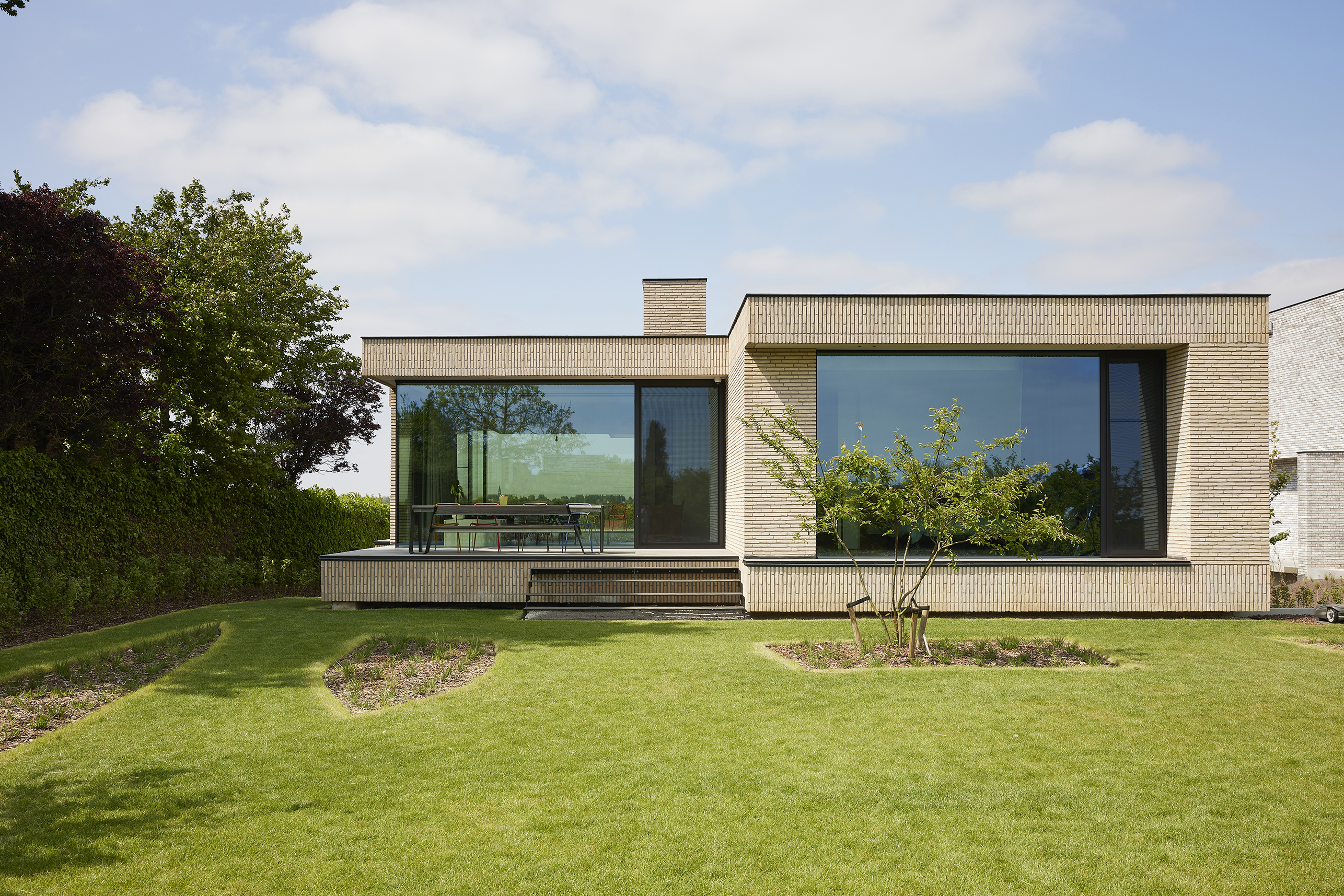 Zwevend baksteenvolume met weidse vergezichten impressioneert dankzij crèmekleurige gevelritmiek