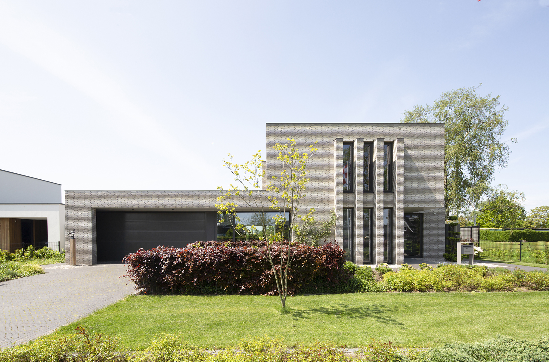 Villa met unieke identeit dankzij expressieve  bakstenen lamellen