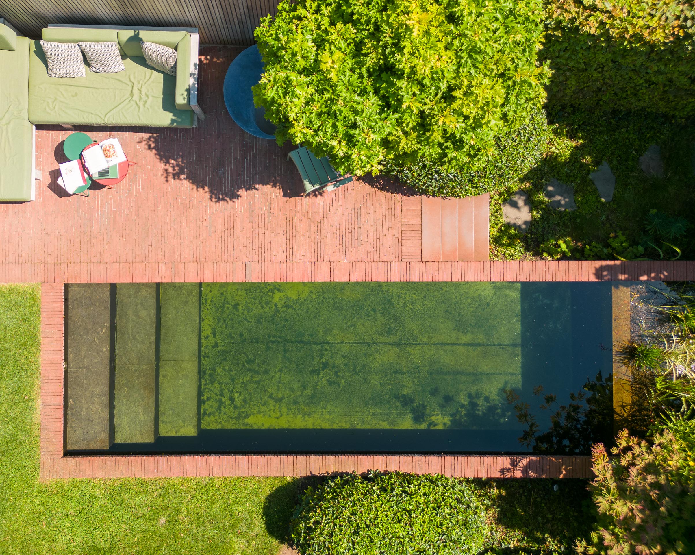 Zwemvijver als hart van een tijdloze stadstuin