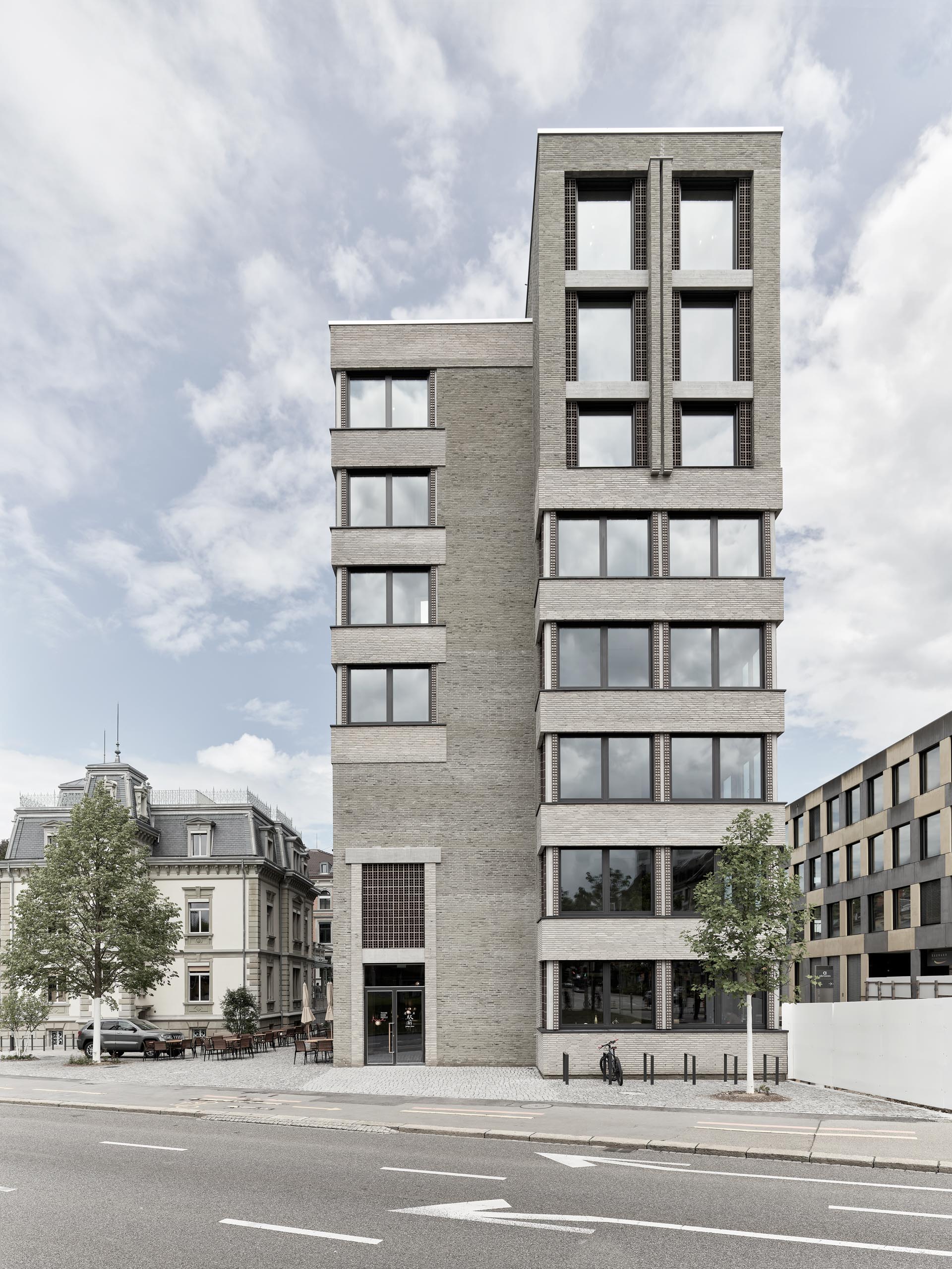 Moderne structuur van zeven verdiepingen in gevelsteen linea 7035 en 7036 als aanvulling op historisch vakmanschap