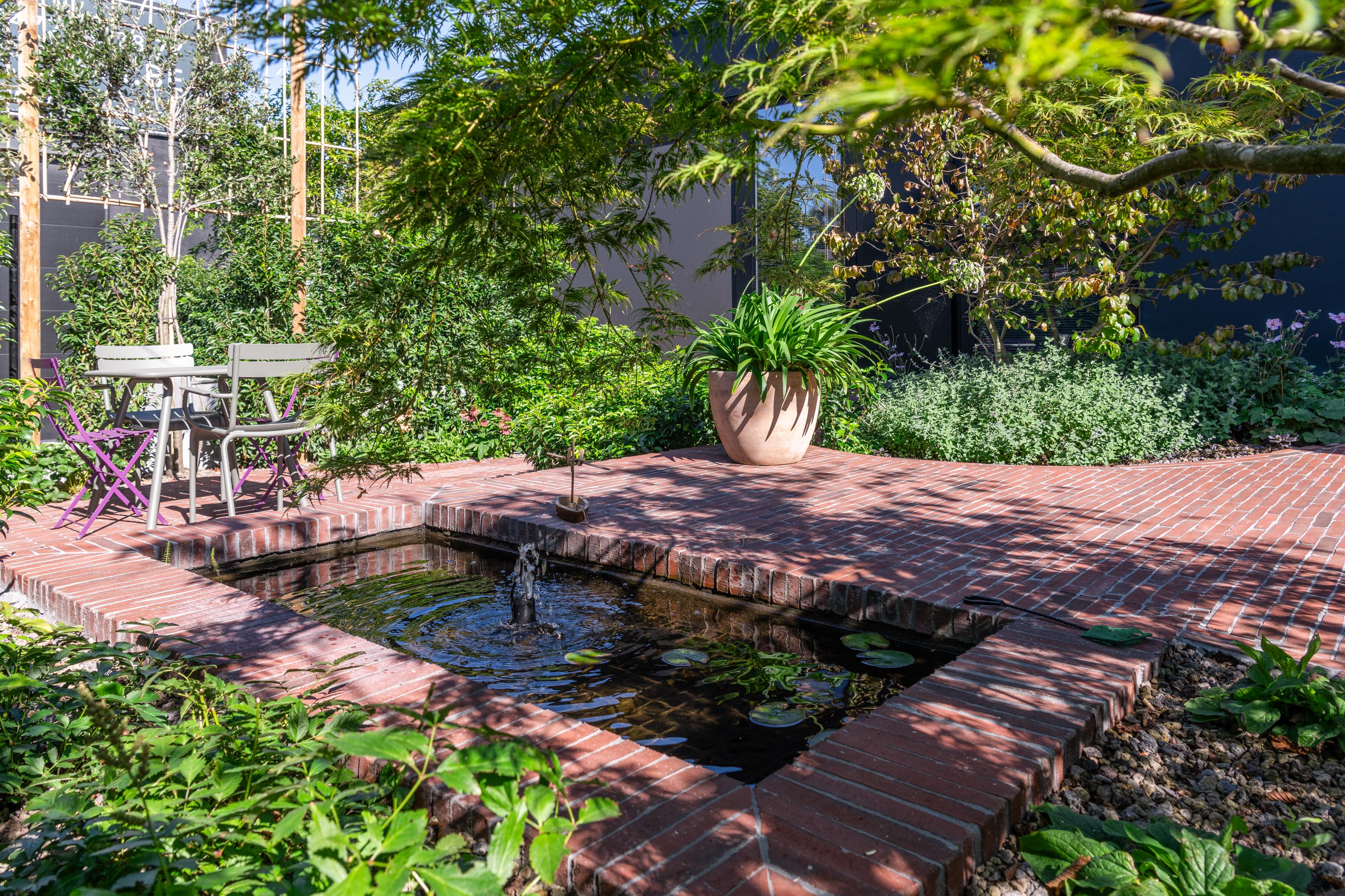 Van kale parking naar groene oase: de transformatie van een functionele loodsomgeving