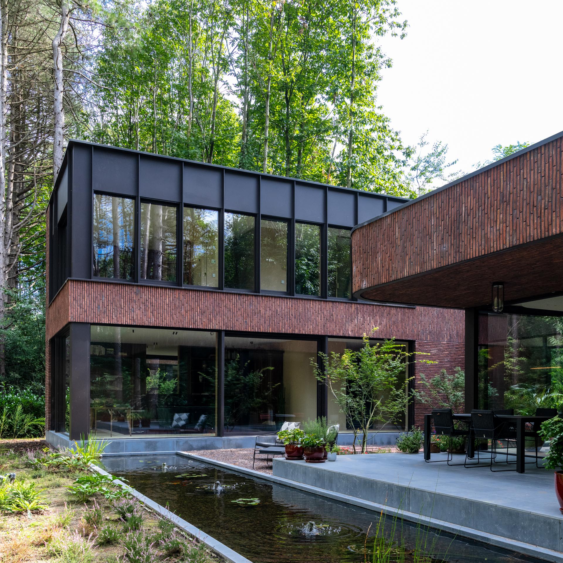 Verbintenis tussen roodbruine gevels en een beboste streek