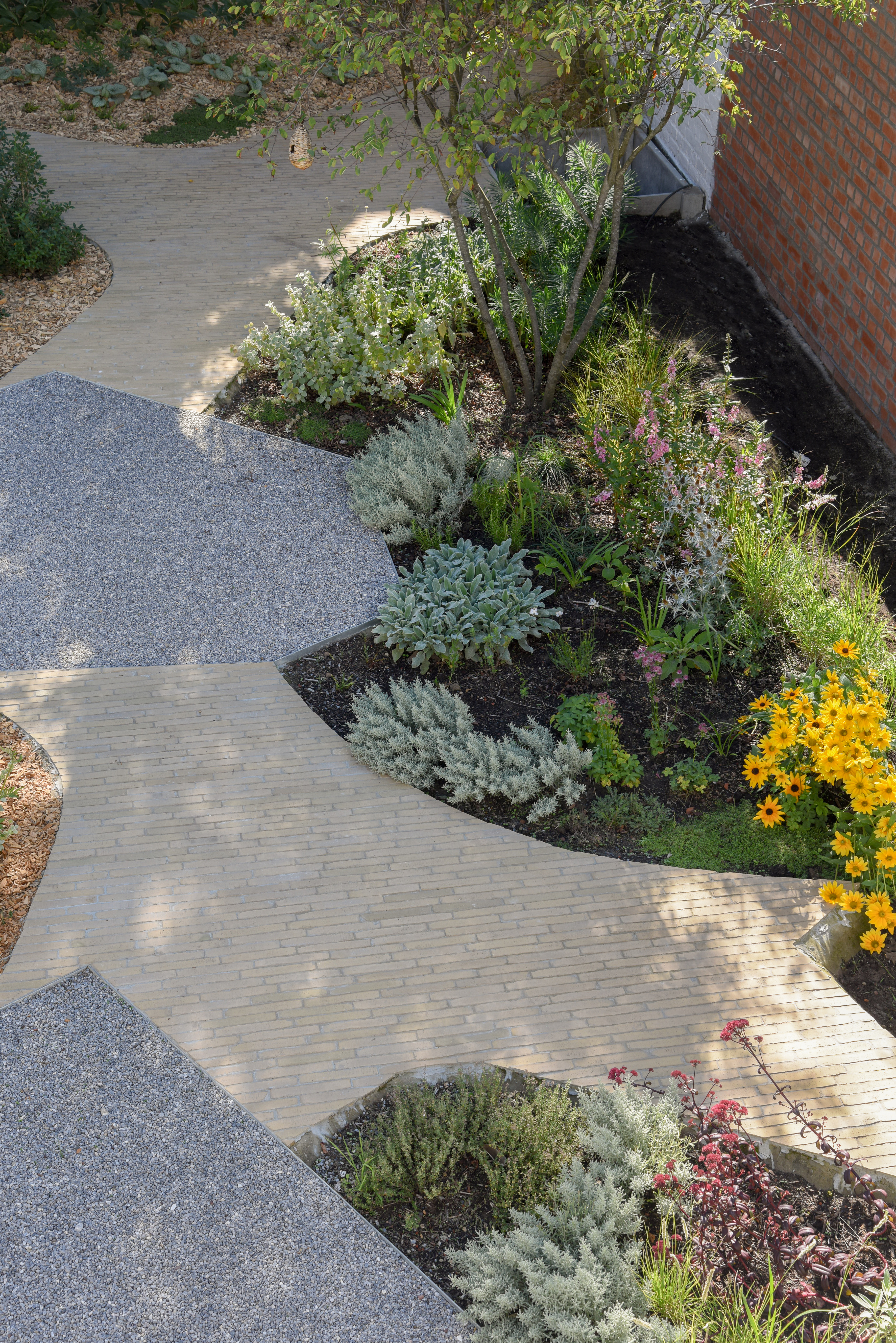 Speelse en rustgevende oase van groen in stedelijke omgeving