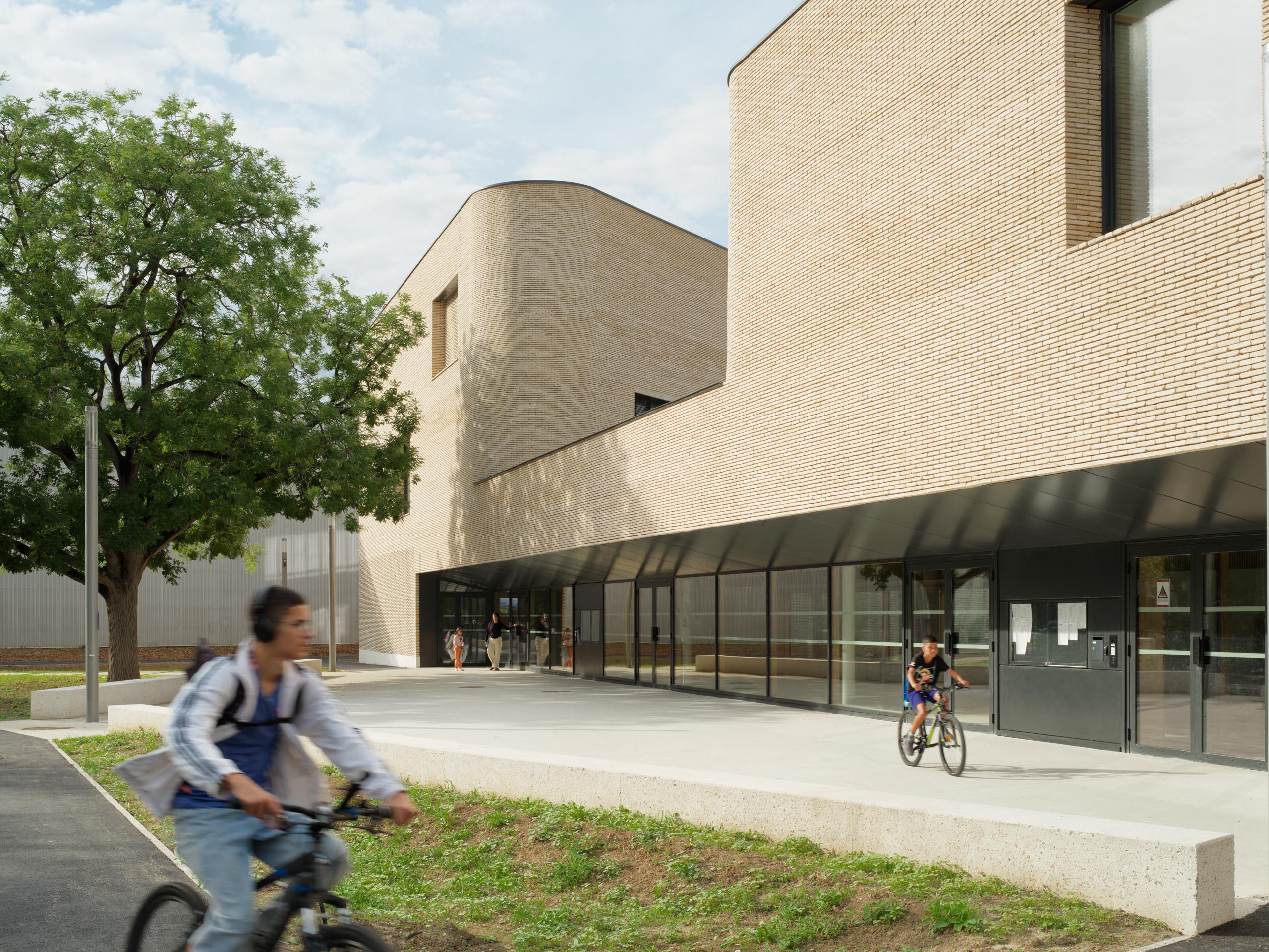 Een architecturale stijl verenigd door gevelsteen